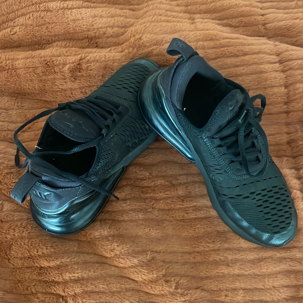 Black Nike Air 270